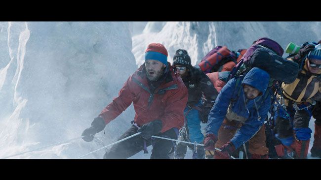 rob hall jason clarke e o experiente guia pego por uma violenta tempestade junto a seus clientes