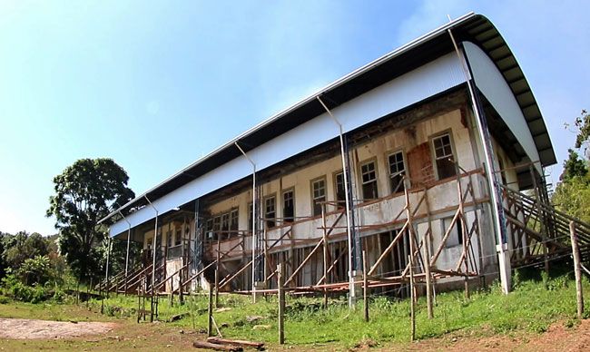 protegida por cobertura metalica fazenda ribeirao das rosas espera por restauracao