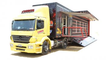 veiculo possui 192 alto falantes 240 baterias 48 drivers 33 tweeters e duas toneladas de fios medicao nao oficial ultrapassou os 170 decibeis divulgacao