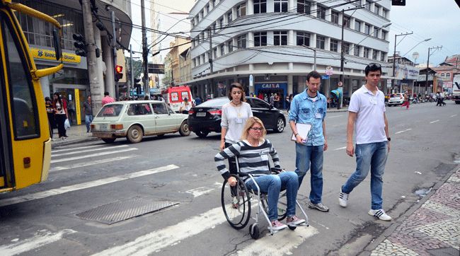 Alunos vivenciam dificuldades nas ruas 2 estudantes de arquitetura e urbanismo da ufjf foram as ruas com olhos vendados protetores auriculares e em cadeira de rodas para verificar as barreiras do cotidiano olavo prazeres23 11 15