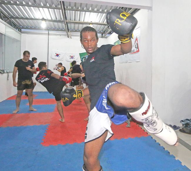 'Quem luta não briga' 1 paulo senju no galpao de luta na play tech gymleonardo costa20 11 15