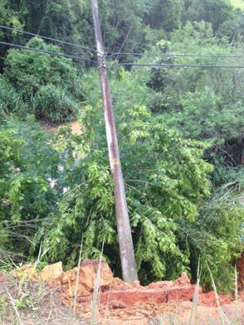barranco cede e leva poste junto nas margens da br 267 no floresta wendell guducci
