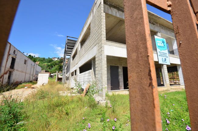 'Soldados do tráfico' impõem medo em bairro 3 obras ficaram paradas apos construtora decretar falencia olavo prazeres07 01 16