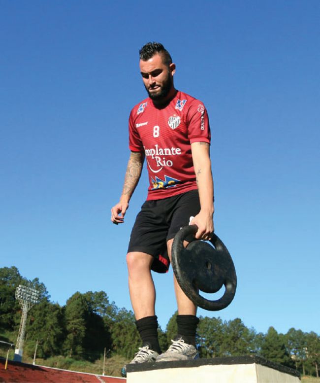 Chegadas e partidas 1 atacante thiago silvy e o primeiro reforco para a serie b leonardo costa18 04 16