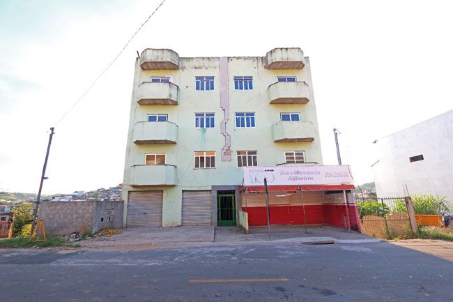 edificacao na rua custodio de rezende bastos esta interditada desde 31 de janeiro leonardo costa12 04 16
