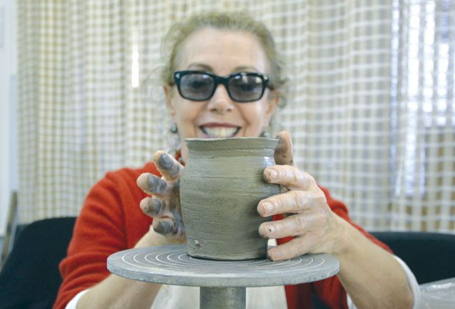 katia lopes criou artesanalmente 165 pratos no alto para mostra fotos marcelo ribeiro