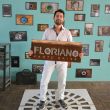 o diretor rodrigo portella em um dos cenarios do espaco cultural o andar de baixo