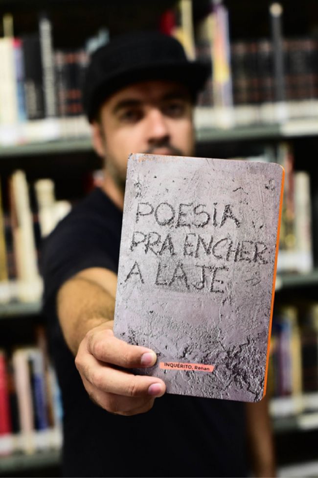 renan inquerito lanca o livro poesia pra encher a laje durante o projeto agosto negro em juiz de fora