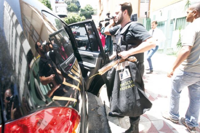 agentes cumpriram mandado de busca e apreensao em apartamento em bh