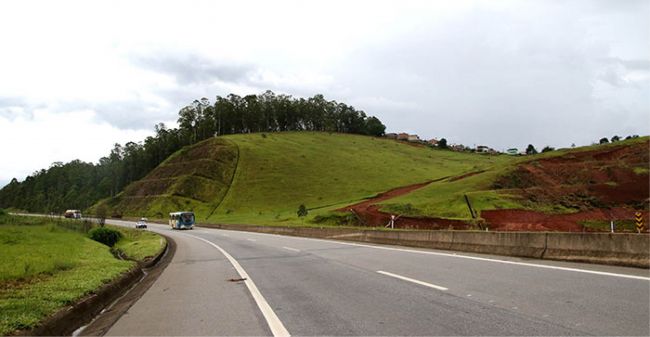 Ladrões fazem bloqueio, atiram e matam na 040 1 crime aconteceu no km 779 da br 040 na aultura da vila esperanca i onde criminosos vem agindo para interceptar veiculos e roubar motoristas fernando priamo