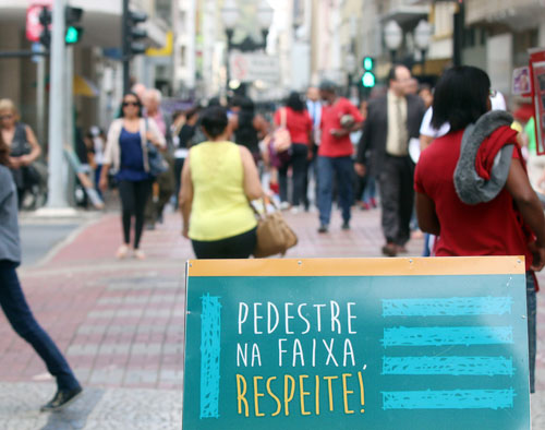 LEONARDO COSTA/18-09-14 A inserção de cavaletes educativos nas principais vias chama a atenção para a travessia de pedestres