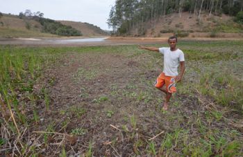 MARCELO RIBEIRO/29-09-14 Alex, que mora às margens da Represa João Penido desde que nasceu, diz que nunca viu a água ficar tão longe do quintal de sua casa