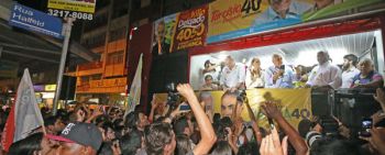 FOTOS: LEONARDO COSTA/26-09-14 Ao lado de Tarcísio e Júlio, Marina fez comício em palanque na esquina das ruas Batista com Halfeld