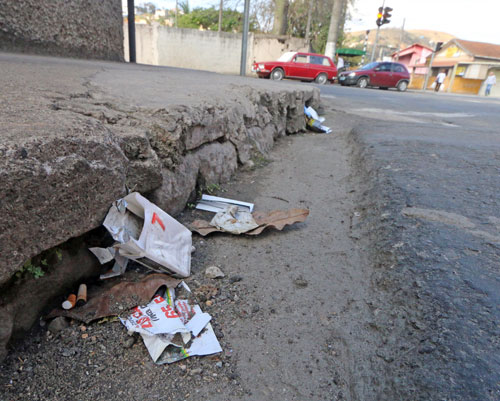 Areia e lixo reduzem a capacidade de absorção da água da chuva na Rua Espírito Santo