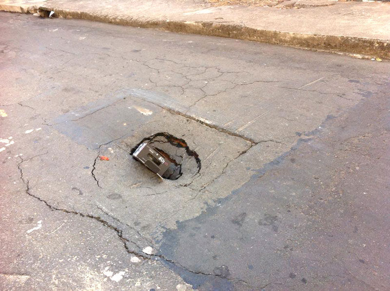 ANA MARTA LADEIRA Asfalto afundou na Rua Vereador José Gasparette