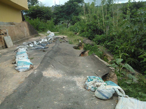 Circulação prejudicada no Bairro Três Moinhos 2 Asfalto da Rua Florice dos Santos cedeu no fim de 2013 e ainda aguarda reparos
