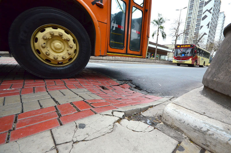 Calçamento danificado na pista de ônibus, em frente à Braz Bernardino