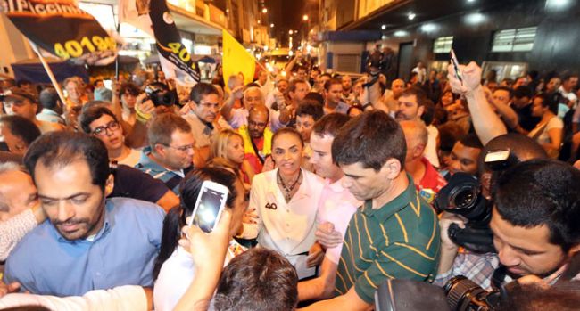 Marina não descarta apoio tucano no 2º turno 2 Candidata à Presidência foi assediada por eleitores