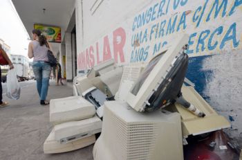 Carcaças e tubos de computadores estão entre os produtos dispensados na Rua Américo Lobo, no Manoel Honório