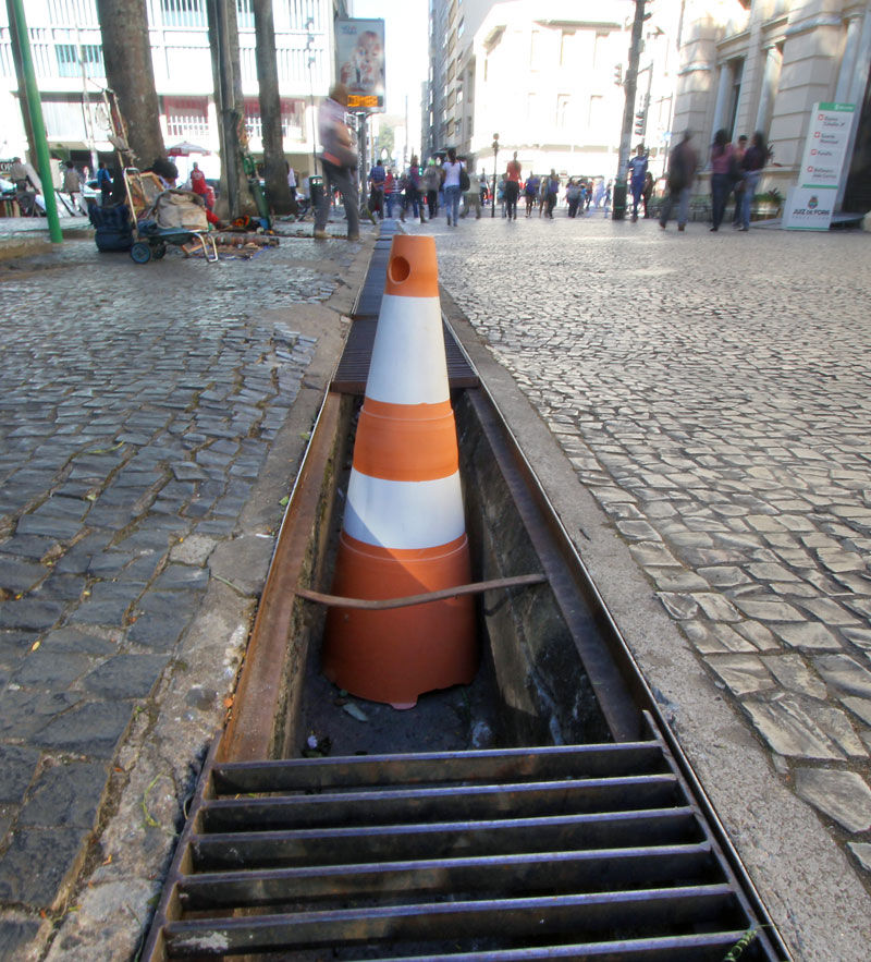 Cone sinaliza problema perto da Câmara 