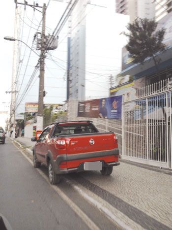 Veículo ocupa passeio na Avenida Rio Branco 2 Estacionamento irregular foi flagrado na altura do Alto dos Passos