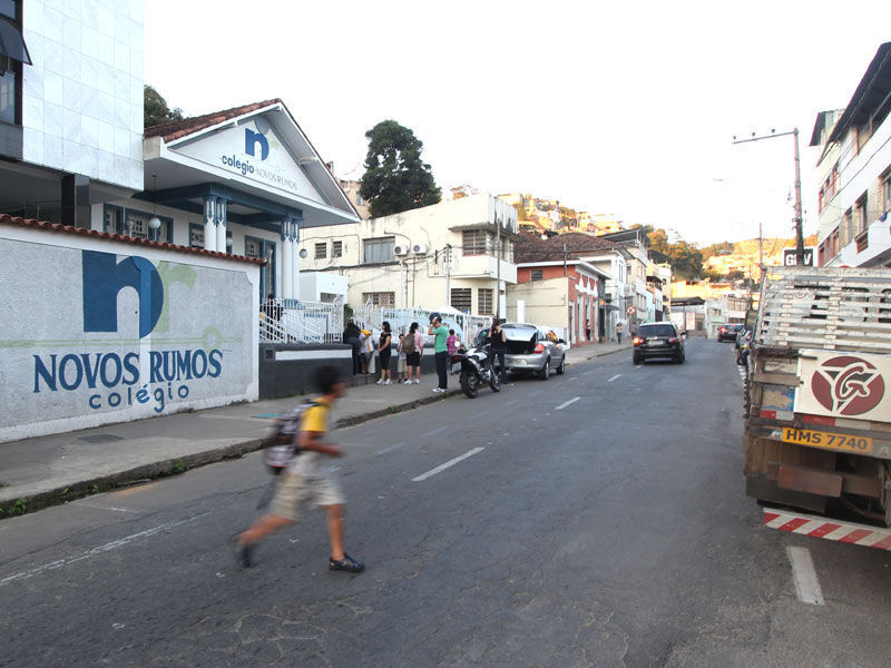 Falta de sinalização prejudica travessia na porta de escola na Avenida Sete de Setembro