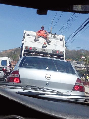 Funcionário do Demlurb viaja de forma perigosa, sem equipamentos de segurança