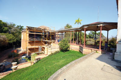 Funcionários trabalham na recuperação da parte externa do museu