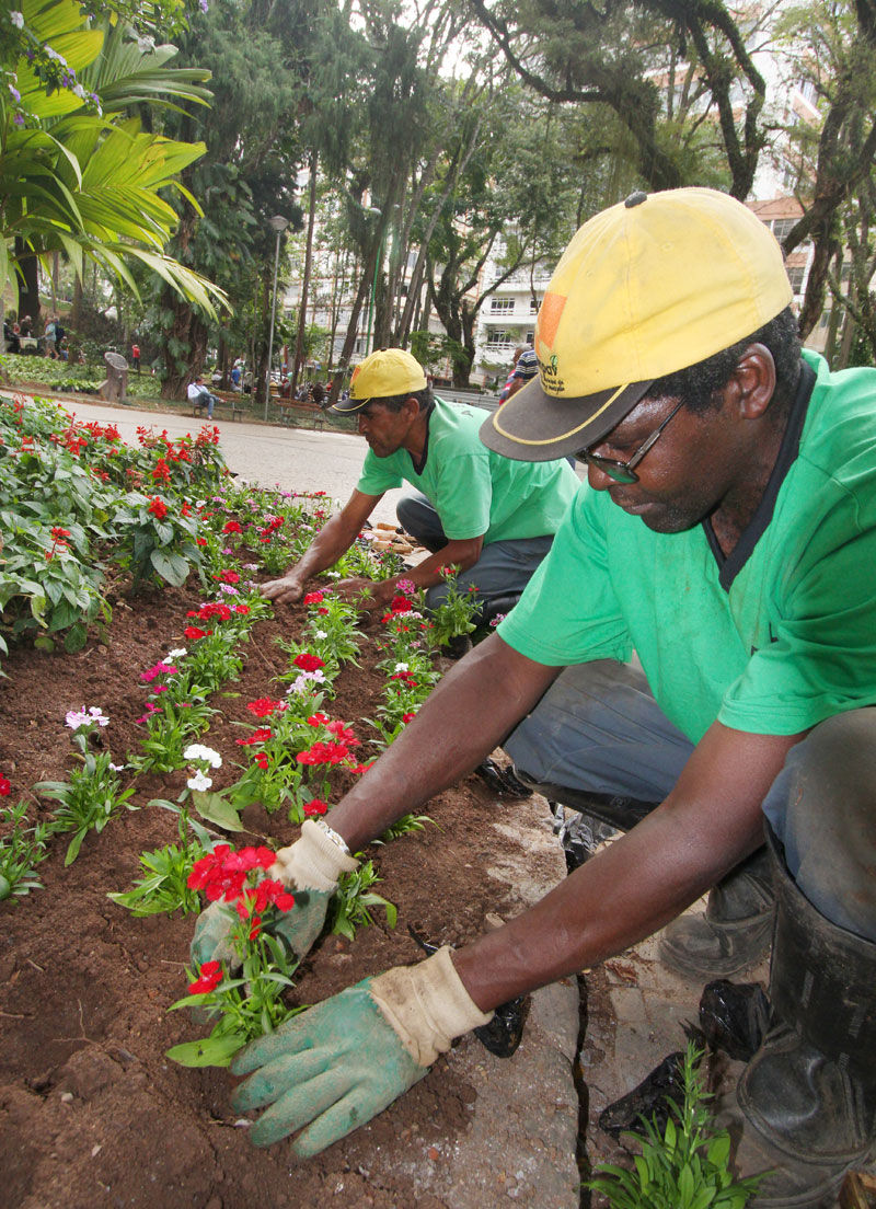 FELIPE COURI/08-09-14 Funcionários trocam mudas de flores no cartão-postal da cidade