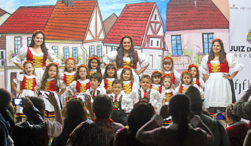 grupo infantil schmetterling se apresenta durante a festa