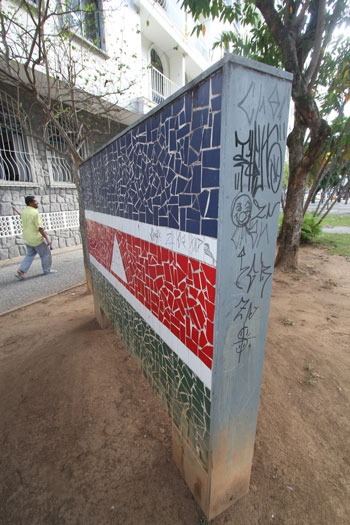 Mosaico do artista plástico Ricardo Barcellos foi alvo de vandalismo e comunidade reivindica limpeza da peça na Praça Jarbas de Lery Santos