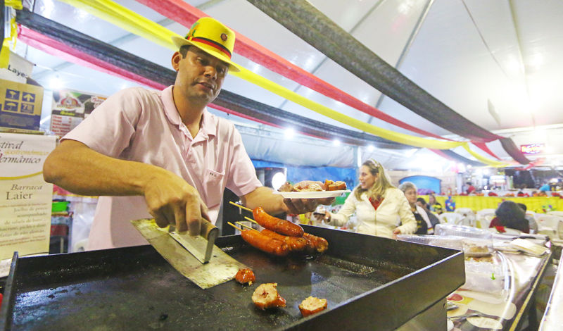 Na barraca mais antiga, a Layer, João Paulo Agostinho faz o famoso salsichão