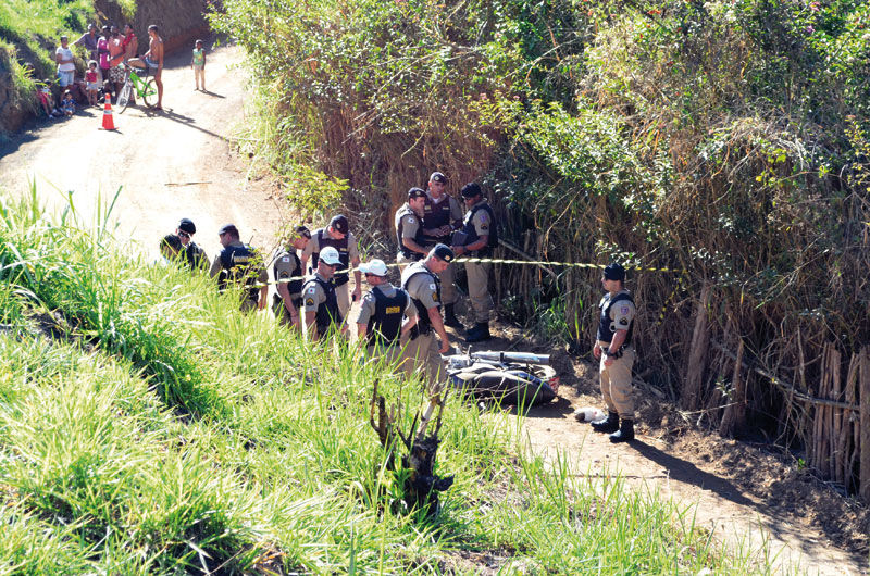OLAVO PRAZERES/13-09-2014 O corpo do adolescente encontrado na via próxima à União Indústria apresentava sinais de violência