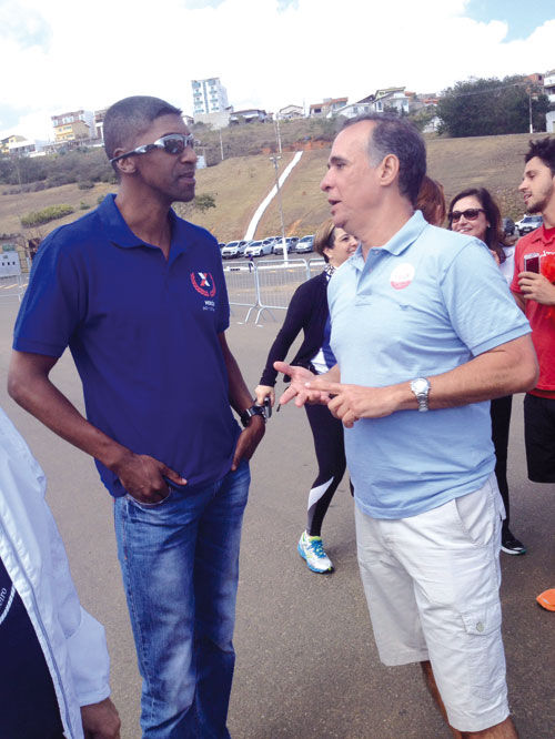 Desafio abre Corrida Camilo dos Santos 4 O medalhista olímpico André Domingos e o empresário Eduardo dos SantosJULIANA DUARTE/13-09-14