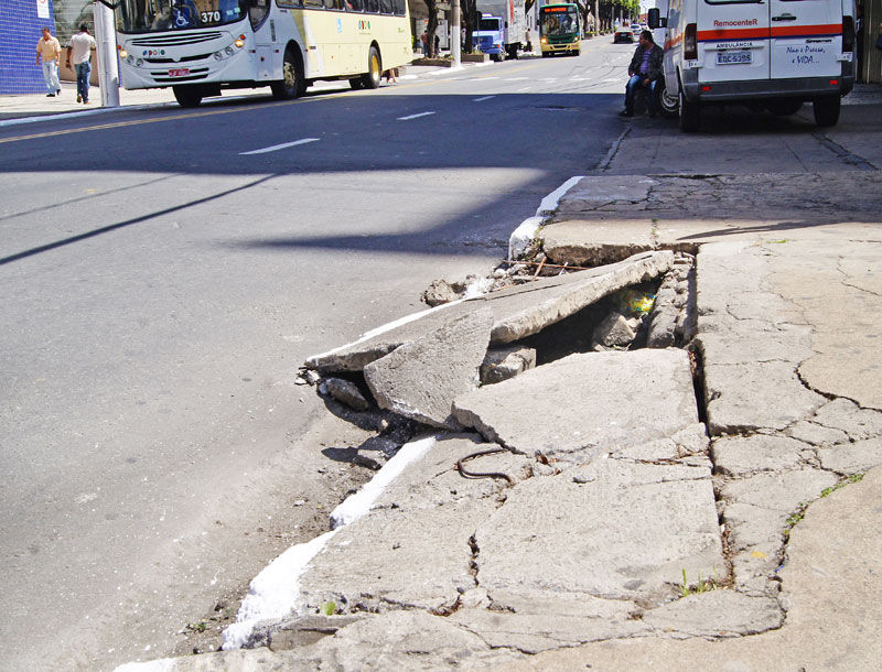LARA TOLEDO/04-09-14 Passeio danificado na Avenida dos Andradas