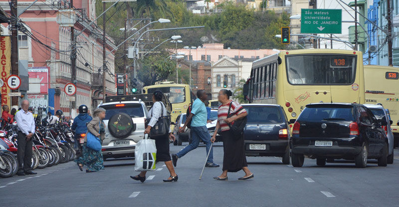 Pedestres, entre eles idosos, se arriscam em travessia fora da faixa na Avenida Getúlio Vargas
