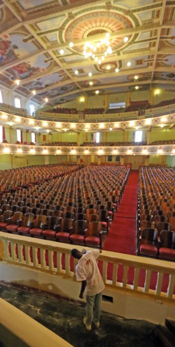 Reforma no teatro está prevista para ser finalizada em março de 2015