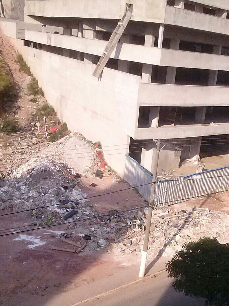 Detritos em terreno no Alto dos Passos 2 Restos da construção civil são descartados na Avenida Rio Branco