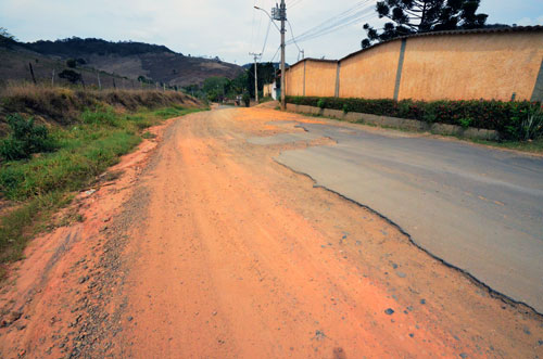 OLAVO PRAZERES/19-09-14 Rua Professor Virgílio Pereira da Silva apresenta desnível entre o asfalto e o trecho de terra
