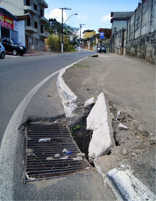 LARA TOLEDO/09-09-14 Tampa quebrada e buraco exposto podem causar acidentes