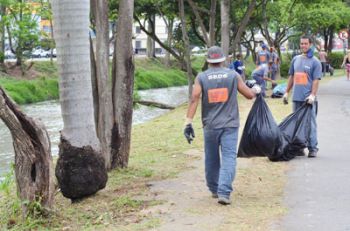 OLAVO PRAZERES/27-10-2014 23 pneus, sacolas plásticas e garrafas estavam entre os resíduos recolhidos