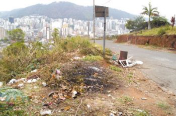 Acúmulo de lixo é recorrente perto do Mirante do São Bernardo