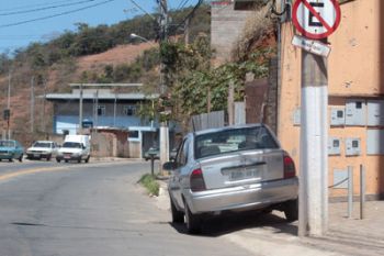 Além de parar em local inadequado, motorista ocupou parte do passeio na Avenida Juiz de Fora