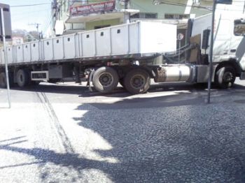Carreta entala no Centro de JF 2 Apesar da restrição legal no horário de circulação, veículo seguia ontem pela Rua Doutor Paulo de Frontin