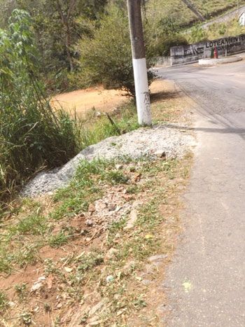 Comunidade se queixa de estrada 2 Asfalto desgastado e falta de passeio estão entre as reclamações da comunidade