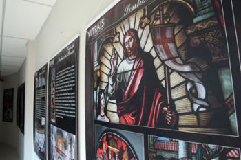 FERNANDO PRIAMO Banners contam a história dos vitrais e as técnicas e materiais empregados