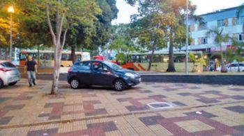 Carro faz parada proibida na Praça 31 de Maio, no Alto dos Passos