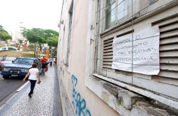 Prédio tombado se deteriora e aguarda reforma há um ano 3 Cartaz em janela do Palacete Santa Mafalda mostra descontentamento da população com a educação pública