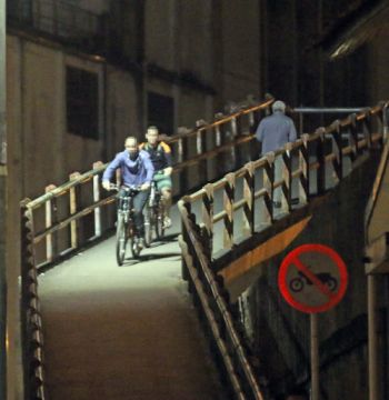 Ciclistas fazem uso frequente de passarela que liga os bairros Francisco Bernardino e Industrial