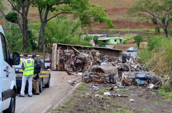 Condutor de caminhão, carregado com sucata, ficou preso nas ferragens, sendo socorrido até o HPS